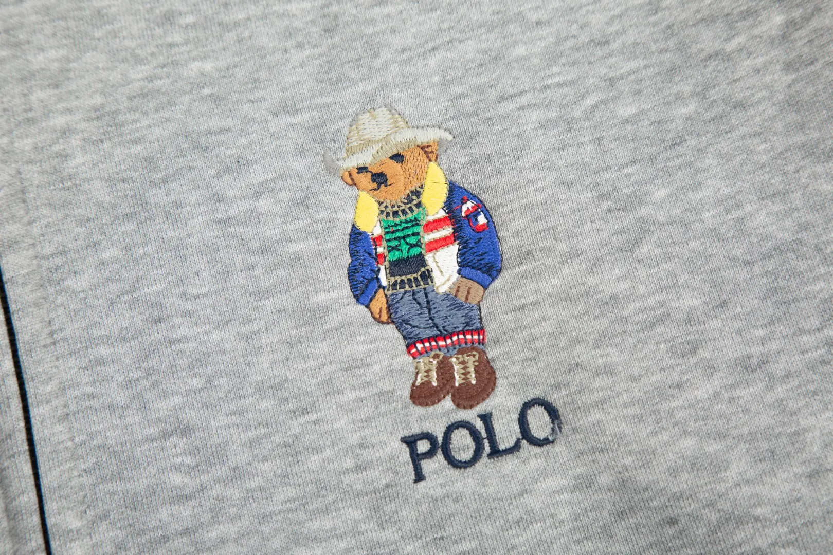 P270 White background picture [Popular item] Style number: 25104# Color: Navy blue/hemp gray/white Size: S to XL - Ralph Lauren/Ralph Lauren 2025AW Autumn and Winter bear series stacked topstitch design plaid lining hooded cardigan zipper sweatshirt - original workmanship consistent professional four-needle six-thread topstitch design✅ - face 370g double-sided cotton heavyweight fabric Contrast color yarn-dyed plaid inside ✅| - Highly restored customized brand zipper 0.8 pure cotton high-density hook and loop bonnet ✅ - RL limited design style Colorful bear logo precision embroidery Bright color contrasting plaid hood inside The upper body is colorful and distinguishes the classic style. Both men and women can easily control it. Simple and clean, versatile and can go wrong. Exposed topstitch 0.8 cm retro primary color hook and loop drawstring. Every detail is perfect.